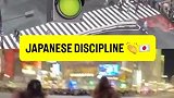 日本球迷绿灯后冲出庆祝绝平荷兰 红灯后停止庆祝