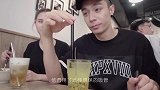 周柏豪工作的一天，中午和餐厅老板一起吃午饭，帅的溢出屏幕了！