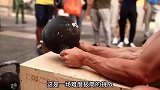 重达64斤的壶铃，单凭腕力将它卷起来，赢得100欧的奖励