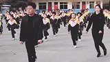鬼步舞校长带全校师生跳广场舞，这节奏不输广场舞大妈