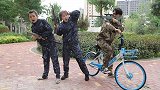 猪队友被敌人套路，二浪骑车表演英雄救美，淘汰敌人的样子太帅！
