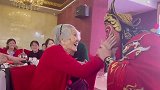 高朋满座，大孙子给百岁老人表演的变脸，让奶奶高兴的像个孩子！