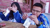 挑战不开袋喝牛奶，学霸为了赢野牛冲锋枪，拿出针管喝