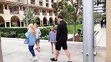 伊布携家带口现身洛杉矶街头 霸气拒绝球迷握手请求