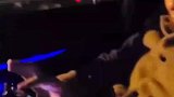 男子玩手机上堵车，车主提醒后连连道歉尴尬下车