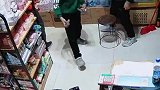 小朋友拿着大把零花钱买玩具，老板的做法良心商家
