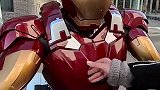钢铁侠机车服，最后这三轮车大爷神助攻