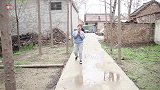 老三炫耀手表，毛妹不服气竟用辣条自制太空手表，太有才了
