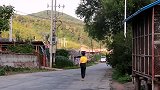 发现路边的野樱桃，不吃白不吃，就是碰到了多管闲事的狗！