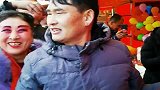 大衣哥身边的这位大姐，脸上画的像唱戏的，自以为很美！