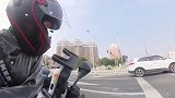 机车骑行的路上总会有趣事，司机车闯完红灯，还倒回来！