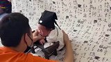 父母带娃拍满月照被批