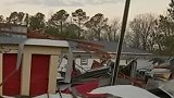 美国一小城遭龙卷风袭击致3死10伤：满目疮痍 房屋被夷为平地