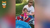 妈妈将1岁宝宝扔进水中，接下来请注意宝宝的反应，看一次笑一次