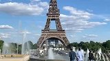 留学生定制中国石砖，安放在巴黎埃菲尔铁塔旁