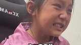 女孩哭着向爸爸吐槽：要我好好学习，你咋自己没做到呢