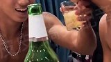 男子喝酒朋友拿着杯子接，朋友脸上笑容逐渐消失