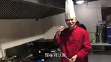 老哥来到酒店后厨，炒了个家常菜，周围伙计们一片掌声，全部夸赞
