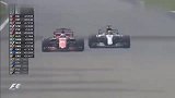 F1赛车：汉密尔顿强超阿隆索，这动作太危险了，阿隆索差点失控