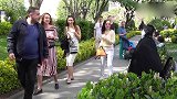 国外爆笑街头恶搞，路边的巫婆动了起来，过往路人表情真搞笑