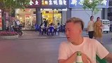 男子用手指偷袭同伴，同伴正要发怒男子连忙跪下