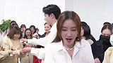 鹤棣给秦岚系鞋带，热播剧这波“售后”齁甜