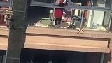 无意中拍到邻居大妈，直接把我看愣了，真是林子大了什么鸟都有