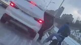 雪后路面结冰，男孩下车后双脚求生欲