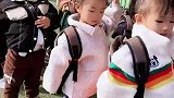 幼儿园老师带小朋友模拟地铁让座