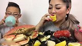 两母子吃海鲜大餐，吃得很温馨很幸福
