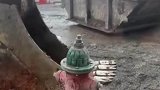 挖掘机挖爆水管人行道秒变河道