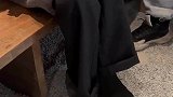 朋友跷二郎腿能贴合，男子见状震惊不已