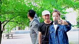 搞笑男子和朋友合影，树枝总挡着男子，最后男子崩溃了