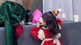 小女孩偷吃被抓包，被发现羞涩跑开