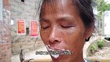 嘴唇痛她涂满了牙膏，还被一个男的打黑眼睛，给新衣服她语出惊人