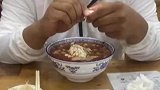 夫妻俩品尝羊肉泡馍，刚吃一口直呼恶心