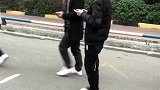 游戏打得入神，反应过来又不好意思插队