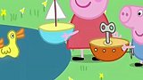 动漫视频，小猪佩奇与乔治带来了它，来到泳池与小鸭子一起玩耍！