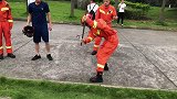 临考前身份证掉入排水沟 四川宜宾消防抡锤砸井取出