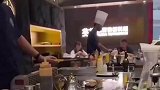 餐厅上一秒表演“焰火表演”