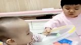 姐姐跟弟弟抢东西，弟弟一个眼神太委屈了，弟弟宝宝心里苦！