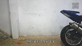 小伙将10万个黄球灌进摩托车，出现大场面，天女散花了
