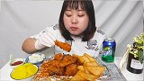 胖大姐吃果酱炸鸡和薯饼，为了这样吃，特意戴上了白手套