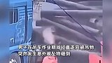 男子无护具往被吊物下面钻，突发意外瞬间被砸钢管下，监控曝光