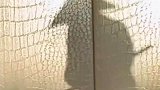 大爷表演手影，擦汗那一下狠逼真