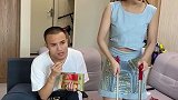 想好好收拾下屋子，无奈老公总是捣乱，看我怎么收拾你！