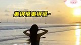 女子感受大海，背影一看是淑女，没想到一下子就破防了