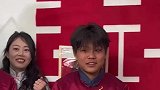 伴郎玩游戏十分羞涩，引得众亲友们大笑