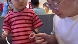 每次吃饭爸爸都伺候女儿，都轮不上妈妈操心