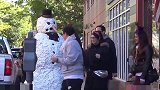 美女打电话突然身前大雪人转身，美女吓住，轻抚额头怀疑人生！